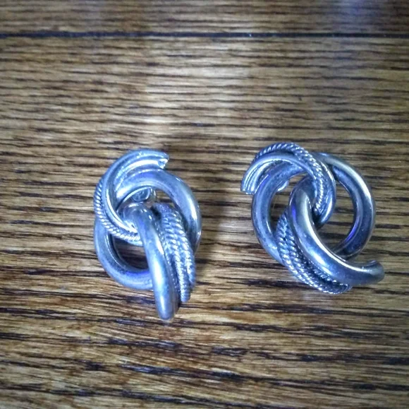 **Vintage Silver Knotted Post Earrings - Picture 8 of 8